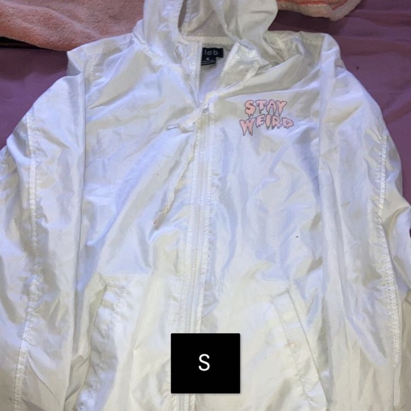 Dresses 7$, skirts 5$, robe 15$, jean jacket 30$, hoodie 15$, jackets 7$ - Picture 13 of 14